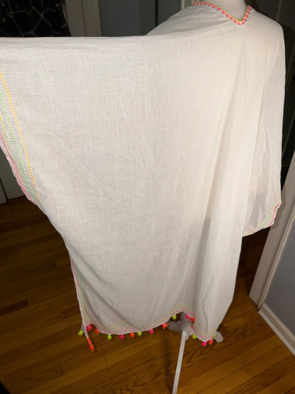 100% Cotton White Heart-Trim Sarong Coverup - Women's Beach Wrap - Picture 7 of 8
